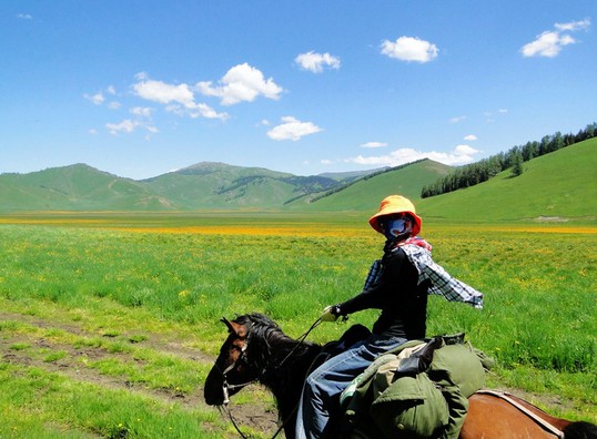驰骋在田间的小路上在野三坡骑马你可以骑马过河、上山